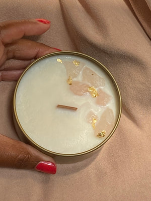 Elevate your spirits with our 7-ounce plant-based candle. The enchanting fragrance of fresh mimosa and plum confit, along with the luxurious essence of cashmere, creates a sense of happiness and softness. Adorned with rose Quartz crystals and gold leaf, this candle radiates abundance and pure love.