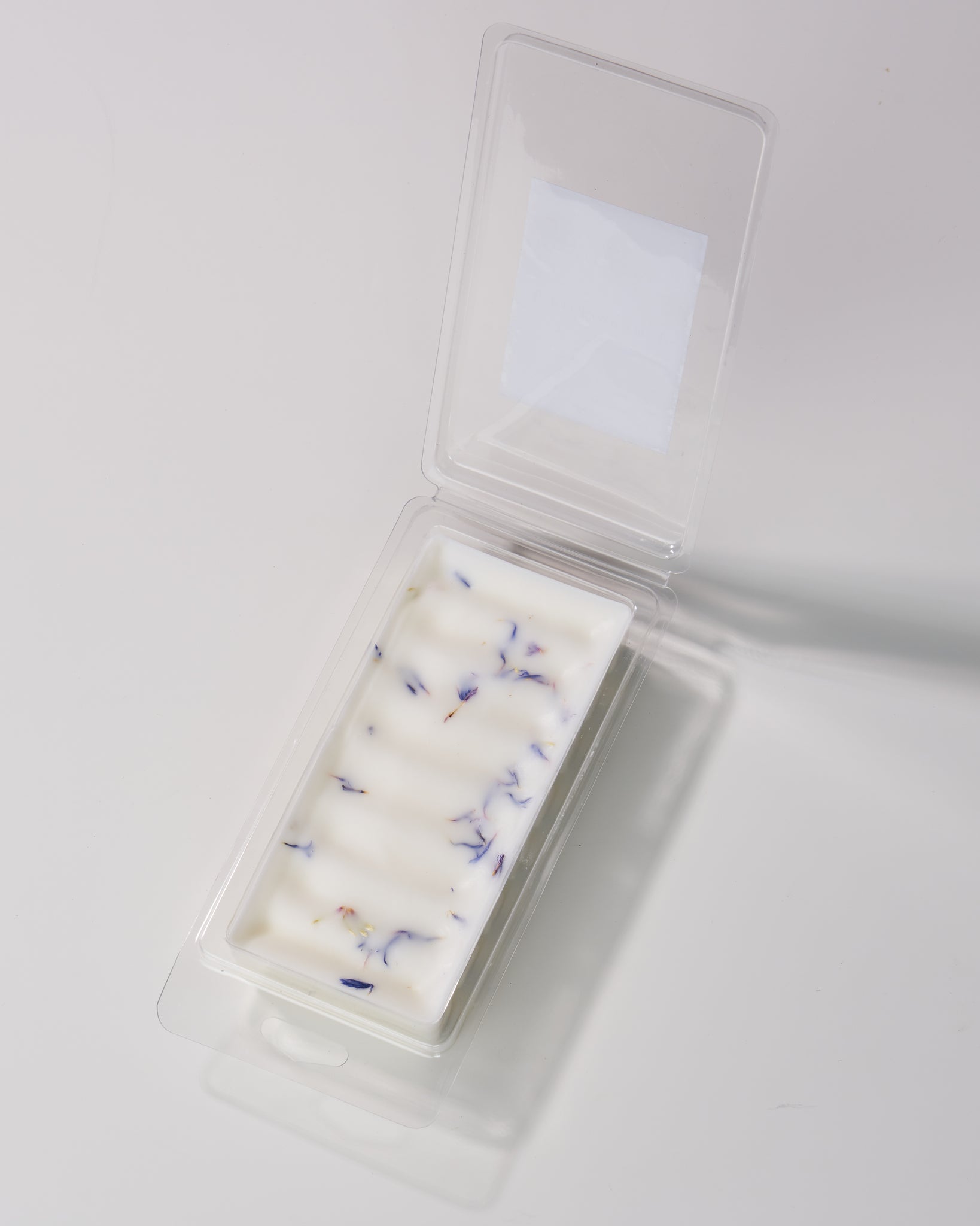 Luxurious coconut and soy wax melts in Moonchild scent - a delightful blend of grapefruit, acai berry, galbanum, peach, jasmine, musk, and vanilla balsam. Infused with natural cornflowers for a touch of the mystical and third eye healing.
