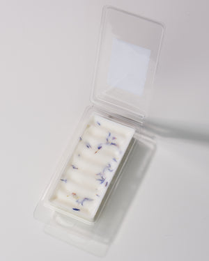 Luxurious coconut and soy wax melts in Moonchild scent - a delightful blend of grapefruit, acai berry, galbanum, peach, jasmine, musk, and vanilla balsam. Infused with natural cornflowers for a touch of the mystical and third eye healing.